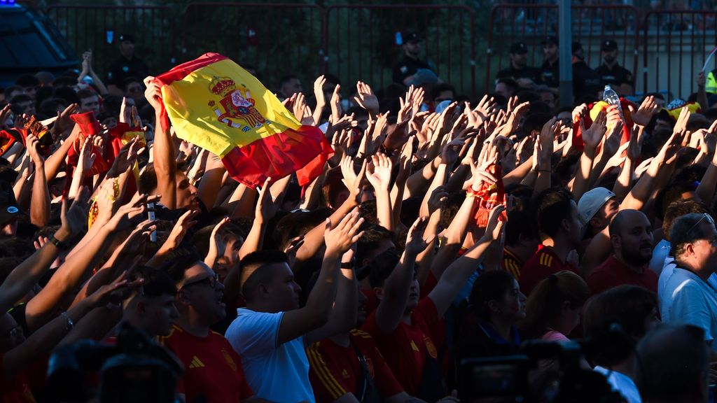 Decenas de personas celebran la víctoria de España