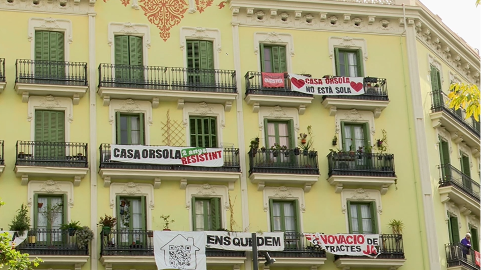 Fachada del edificio con carteles de protesta