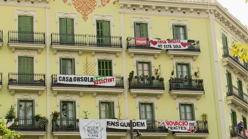 Fachada del edificio con carteles de protesta