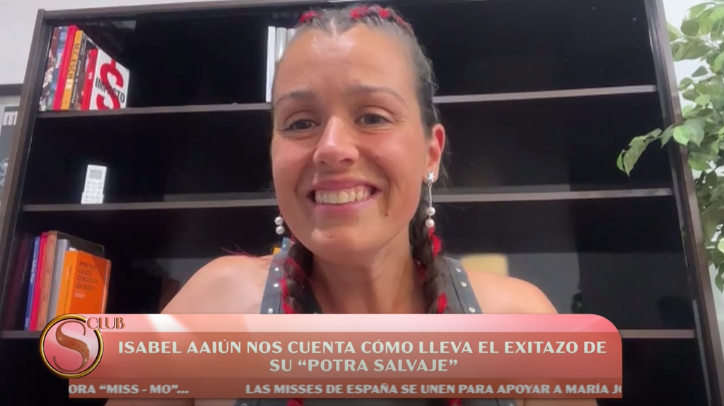 Isabel Aaiún, cantante de 'Potra Salvaje', en 'Socialité Club'.