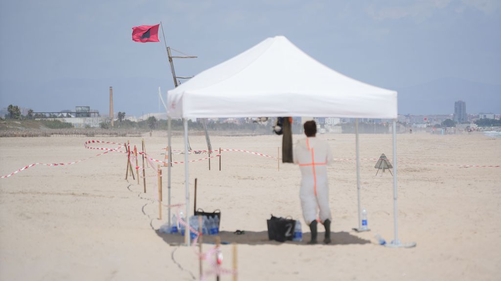 Labores de limpieza en la playa del Saler por el vertido de hidrocarburos, en Valencia