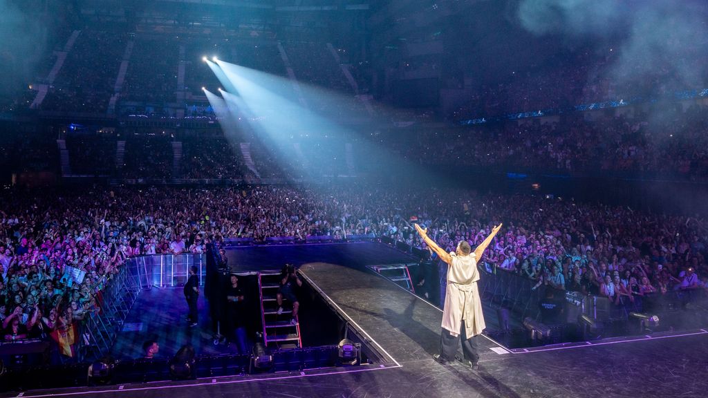 Como si fuese un líder religioso, Ricky cautivó a sus fans