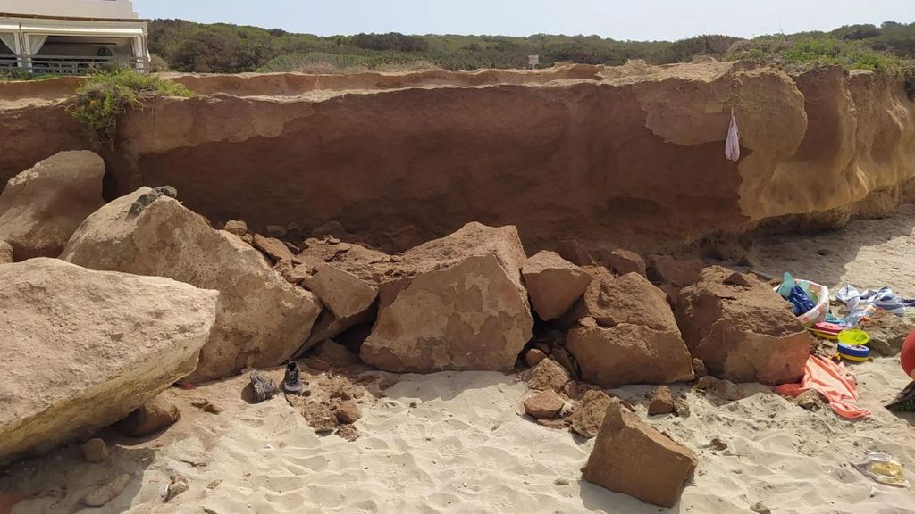 Muere una bebé y su padre resulta herido en un desprendimiento de rocas en una playa de Formentera