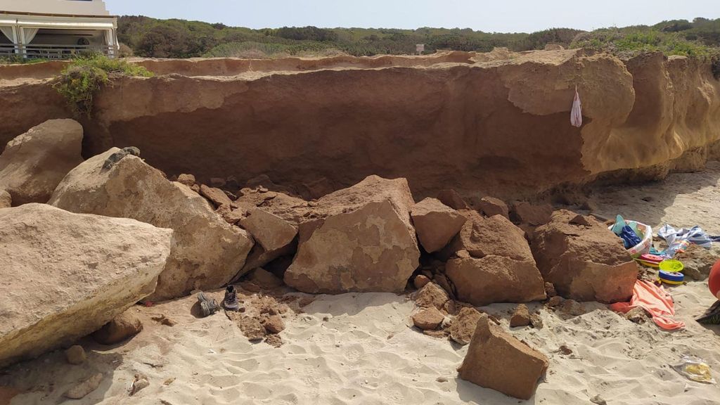 Muere una bebé de dos meses y su padre resulta herido en un desprendimiento de rocas en una playa de Formentera