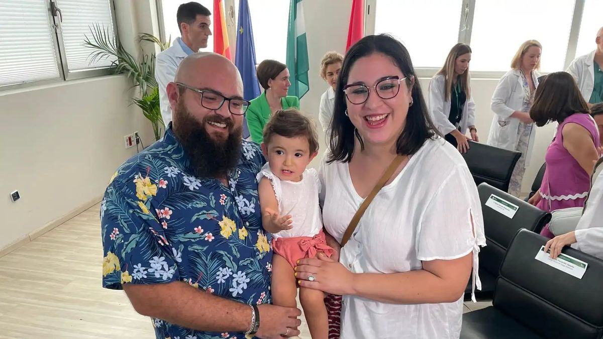 Nabila junto a sus padres