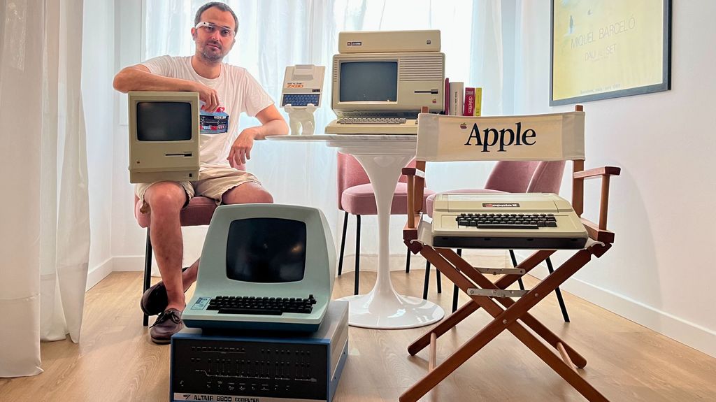 Pablo Negre posa con unas google glass, un Apple Lisa 2 completo, un Macintosh original del 84,  un Mits Altair 8800 con un terminal de la epoca ADM, un Apple II,  una silla de Apple y un Sinclair zx80
