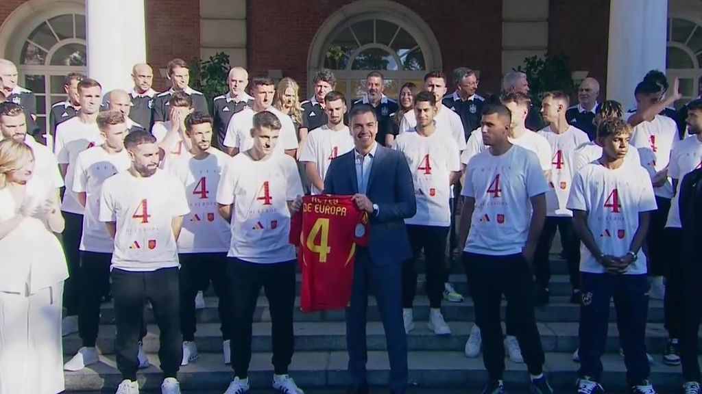 Pedro Sánchez con los jugadores de la Selección