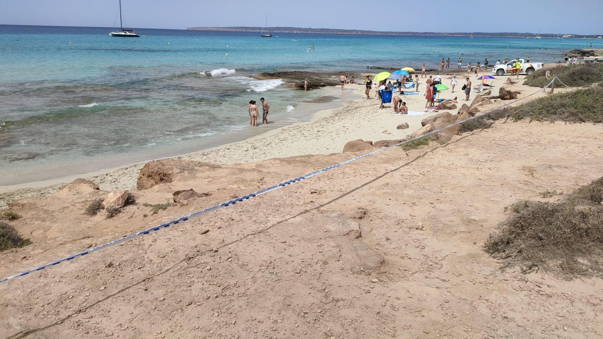 Playa de Es Copinar, en Formentera, donde ha ocurrido el desprendimiento de rocas