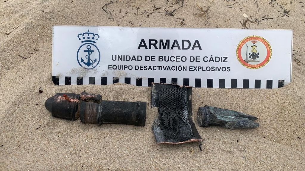 Restos del proyectil hallado en la playa de Camposoto de San Fernando, en Cádiz