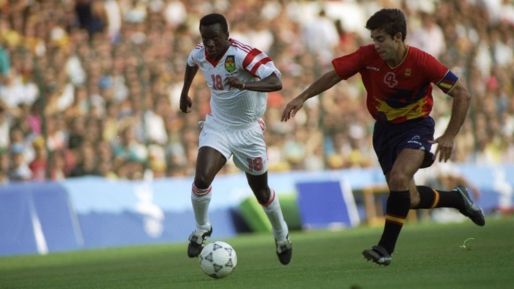 Solozábal, con su brazalete de capitán, disputando un balón con un jugador de Ghana en la semifinal de los Juegos Olímpicos de Barcelona.