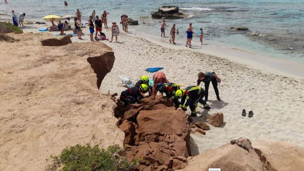 Tragedia en Formentera: una bebé de dos meses muere por un desprendimiento de rocas en la playa