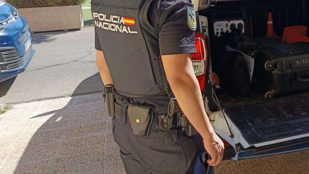 Agente de la Policía Nacional de espaldas