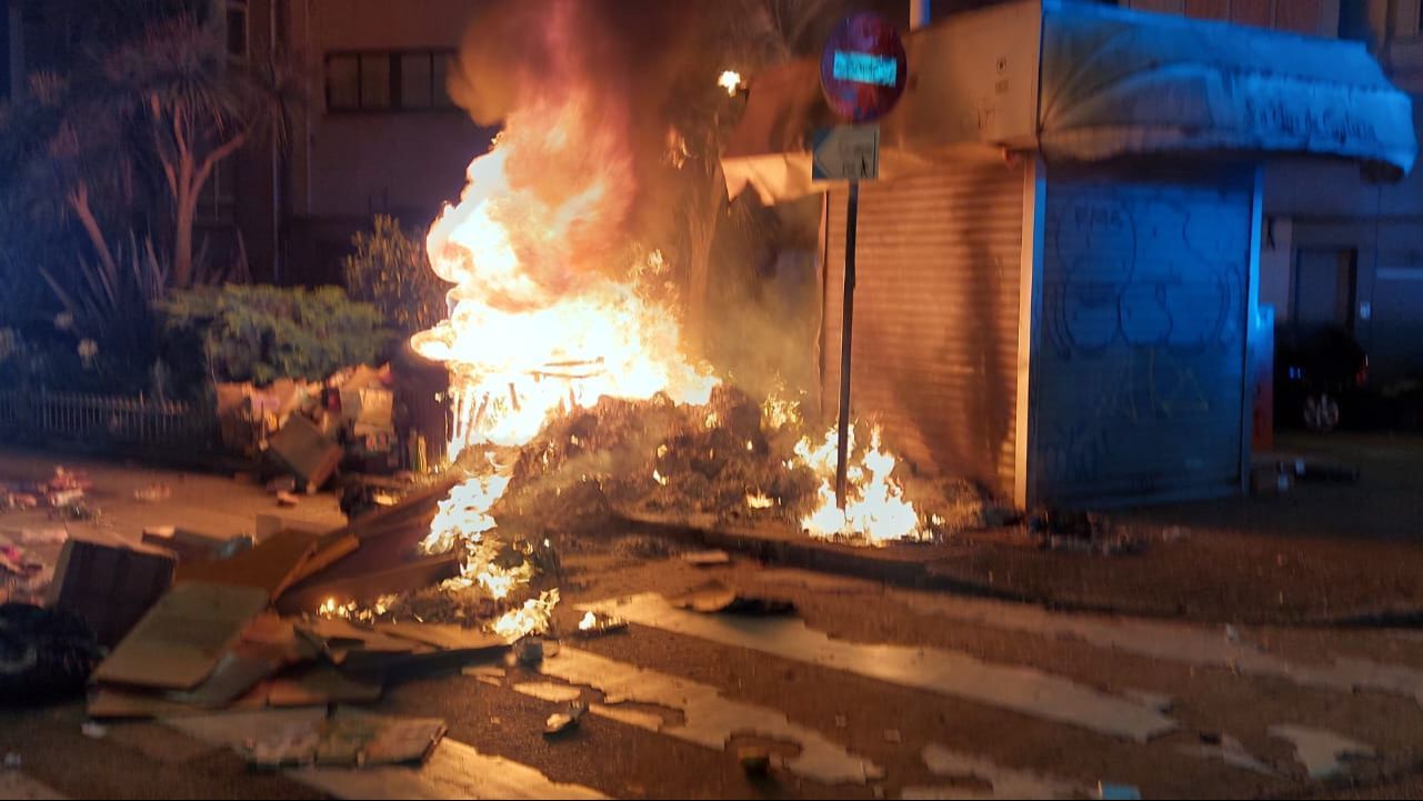 Arde un contenedor al lado del kiosco Santo Tomás