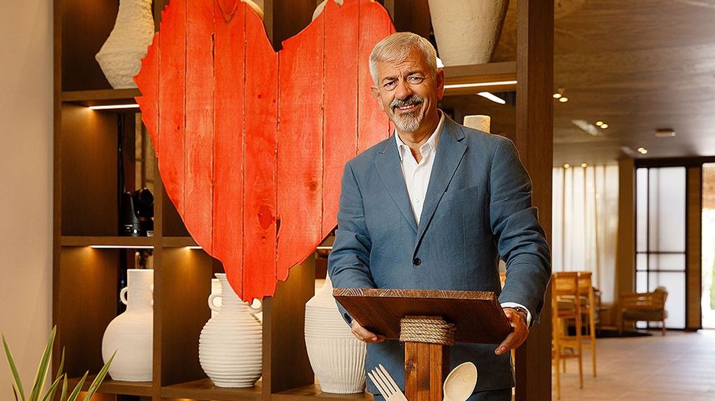 Carlos Sobera en la recepción de 'First Dates Hotel'