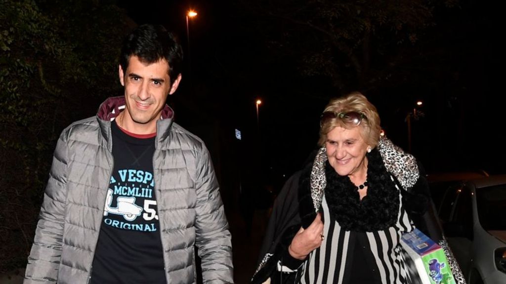 Carmen, paseando junto a su hijo Víctor por Ubrique