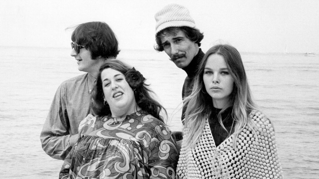 De izda. a dcha.: Denny Doherty, Cass Elliot, John Phillips y Michelle Phillips, componentes de The Mamas & the Papas.