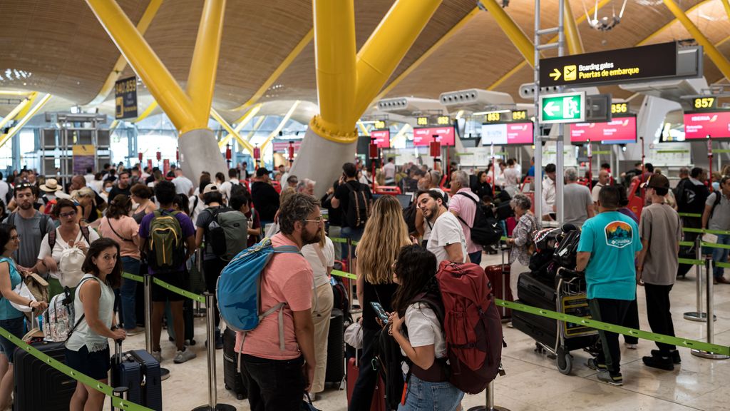 El ‘apagón informático’ mundial provoca el caos en los aeropuertos: “Me han dado la tarjeta de embarque a mano”