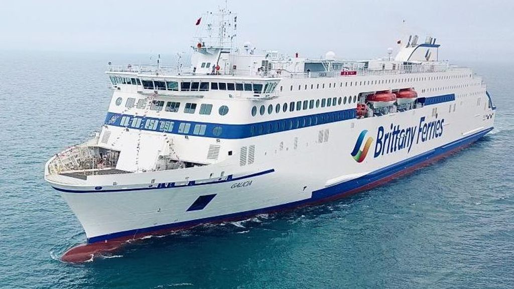 El ferry Galicia navegaba cerca y acudió al rescate de los tres náufragos