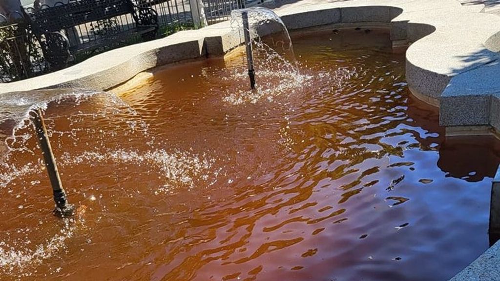 Fuente de agua de color chocolate en Lora del Río, Sevilla