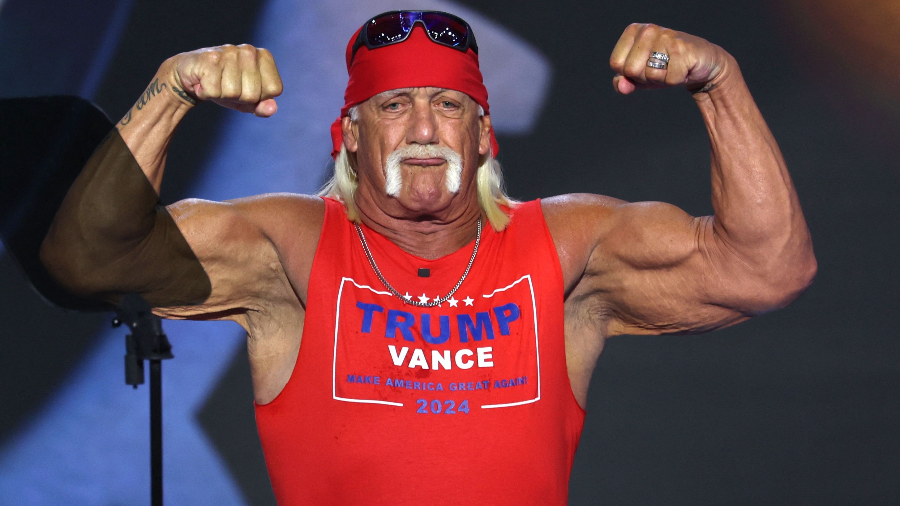 Hulk Hogan, desatado y rompiendo su camiseta en apoyo a Donald Trump: “Es un verdadero héroe”