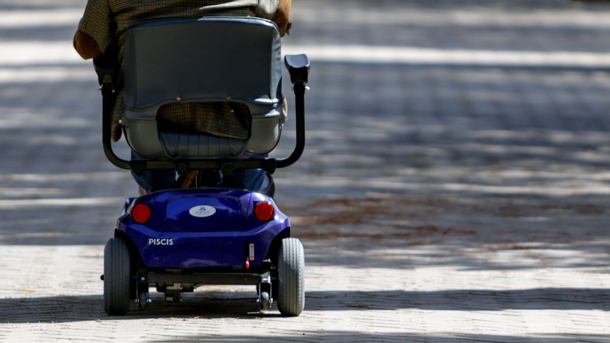 Invasión de sillas motorizadas en Benidorm: expertos y ciudadanos piden regulación