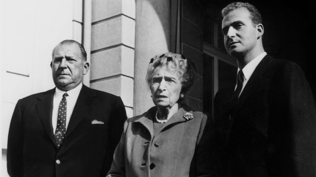 Juan Carlos con Juan de Borbón y Victoria Eugenia de Battenberg.