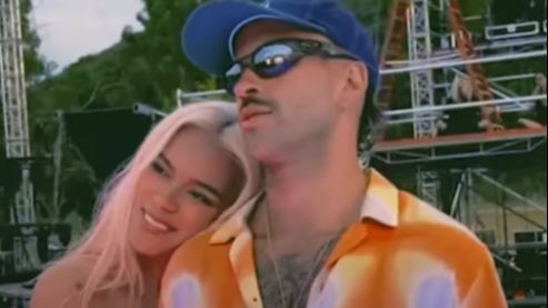 Karol y Feid en un videoclip de la cantante.