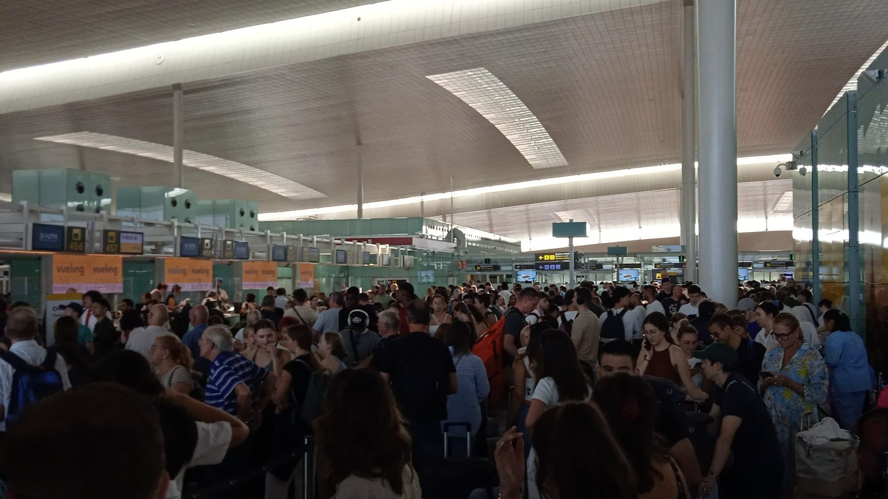 La incidencia informática provoca retrasos en El Prat y obliga a facturar manualmente