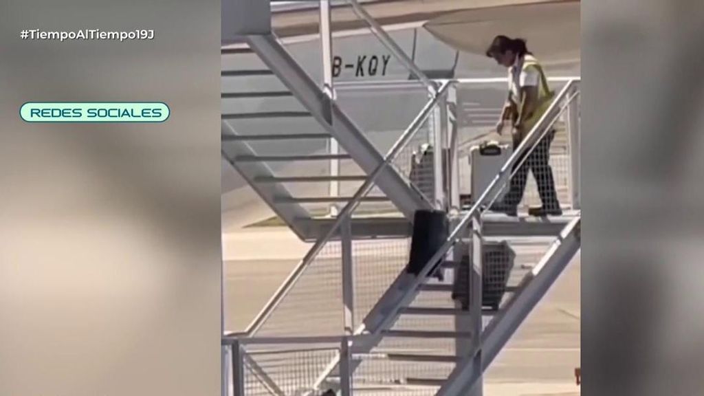 ¡Pillada! La empleada de una aerolínea es grabada tirando las maletas de los pasajeros por las escaleras