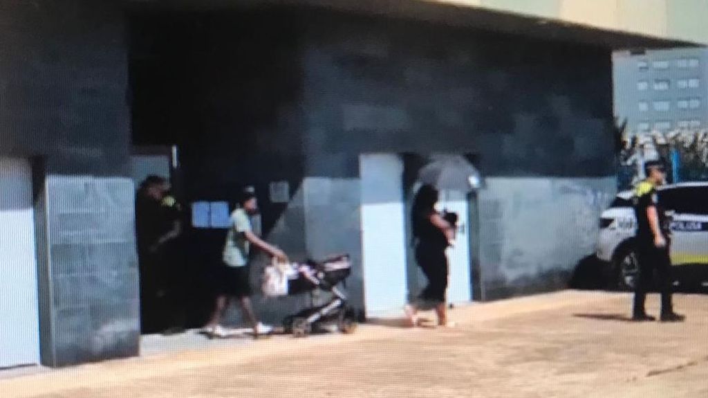 Momento en el que la familia sale escoltada por la policía.