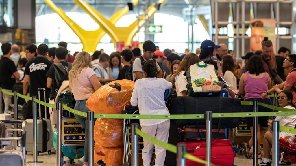 pasajeros en el aeropuerto de madrid barajas durante la caida del sistema de seguridad de microsof f132