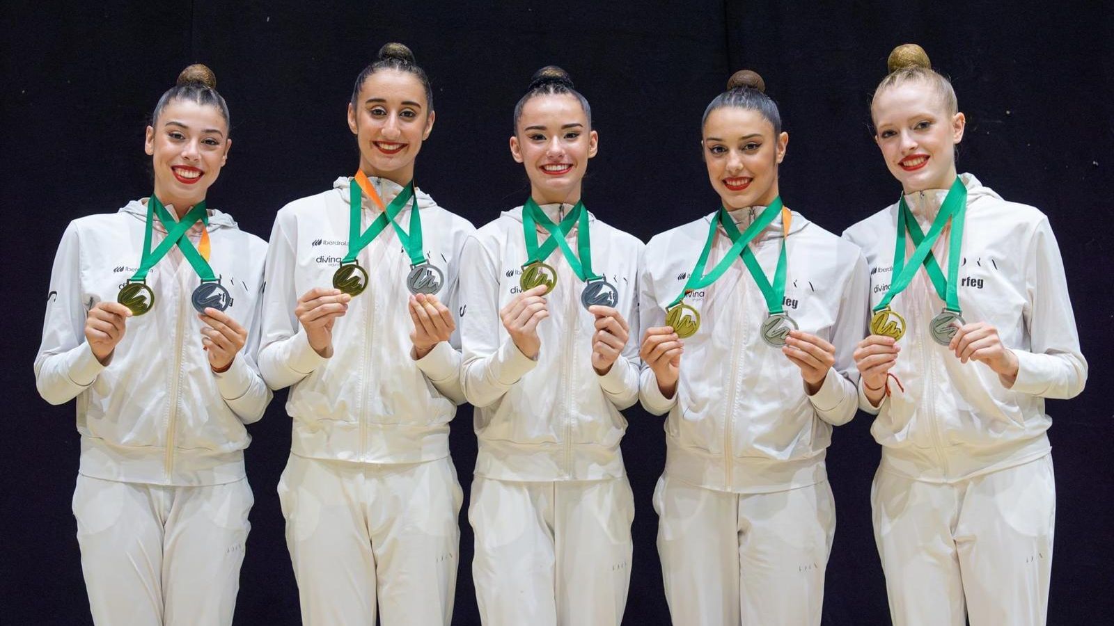 Salma Solaun junto a sus compañeras
