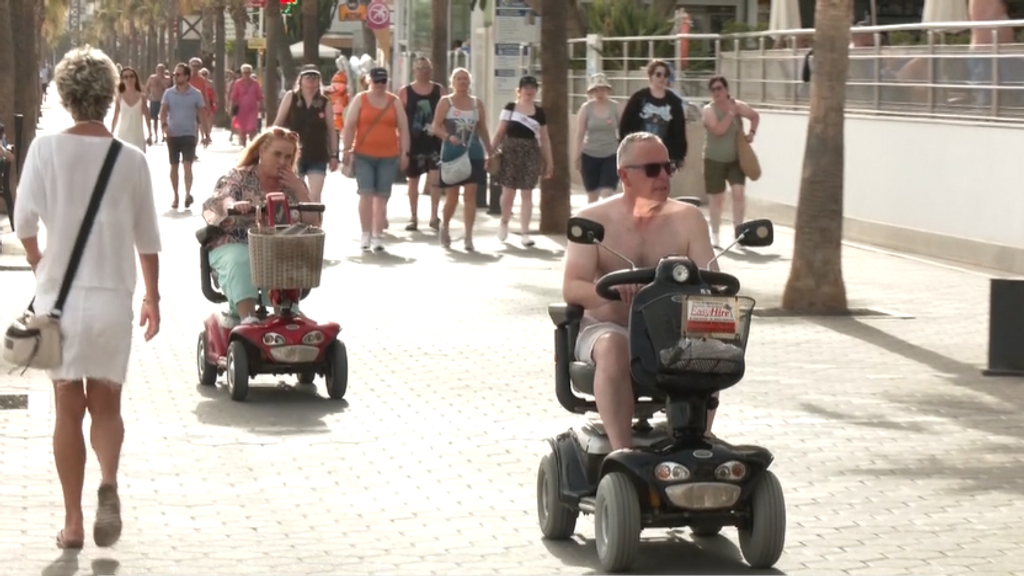 La plaga de sillas motorizadas en Benidorm, muchos usuarios hacen un mal uso: “Tienes que ir sorteando”