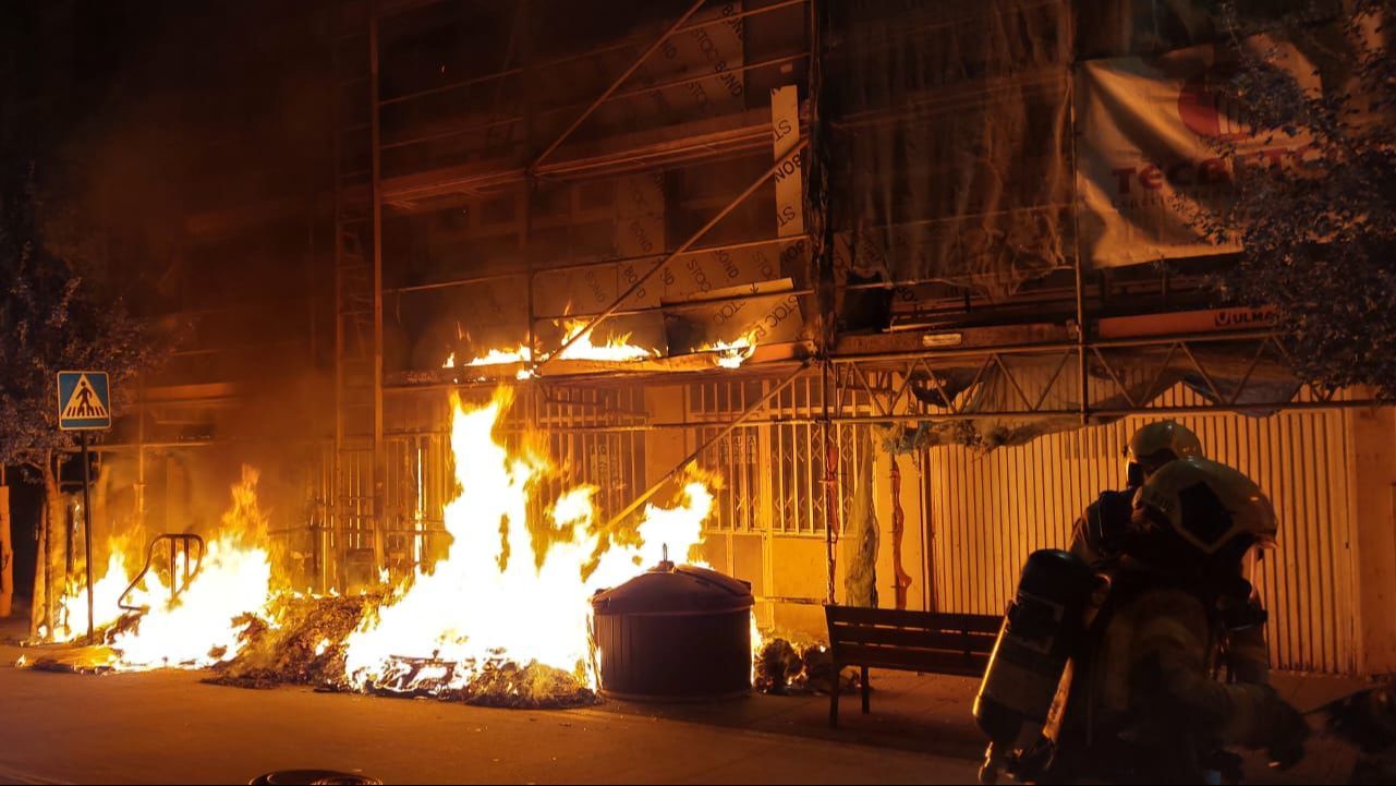 Un bombero extingue un fuego en la Avenida de la Concordia, A Coruña