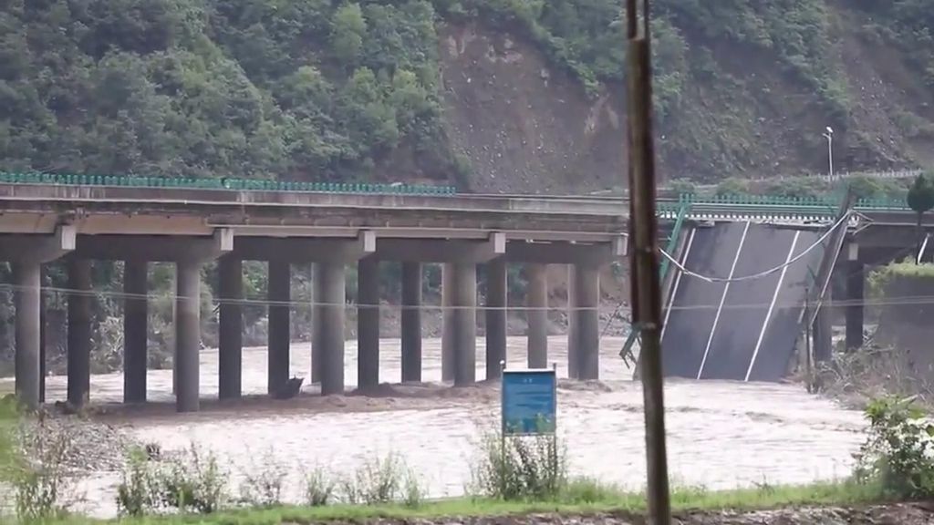 Al menos 12 muertos tras el derrumbe de un puente por las fuertes lluvias en el noroeste de China