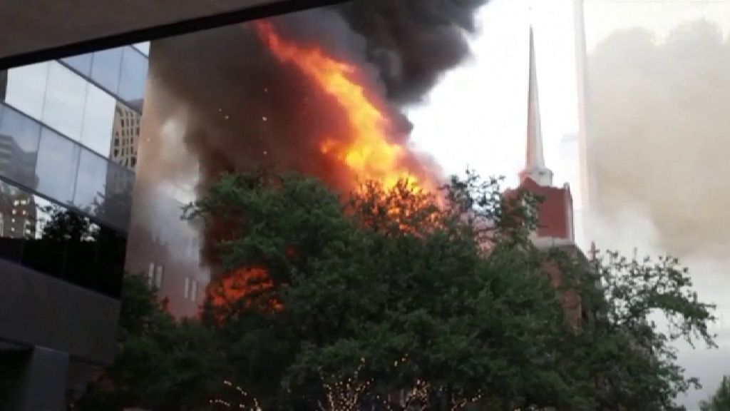 Arde la histórica Primera Iglesia Baptista en el centro de Dallas