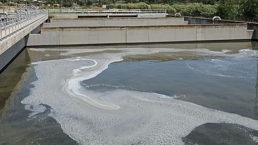 El incendio en una empresa química de Polinyà, Barcelona, provoca un vertido tóxico en el río Besòs