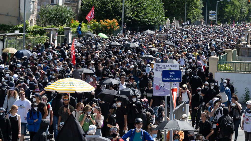 Enfrentamientos entre policías y manifestantes contra la construcción de balsas de riego en La Rochelle, Francia