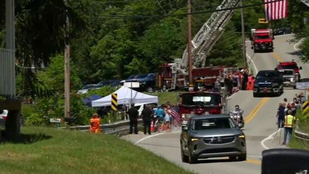 Los bomberos de Pensilvania homenajean a su compañero fallecido de un tiro durante el mítin de Trump