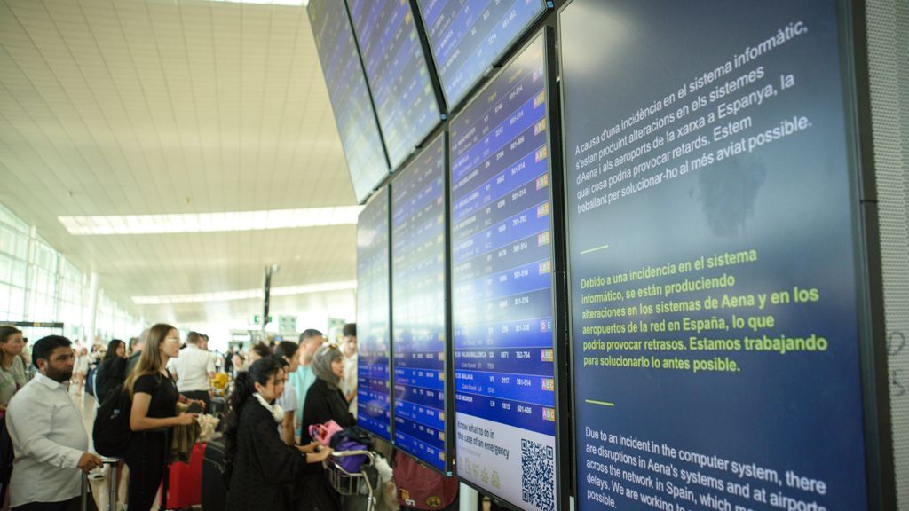 Paneles de llegadas y salidas en el aeropuerto de Josep Tarradellas Barcelona - El Prat