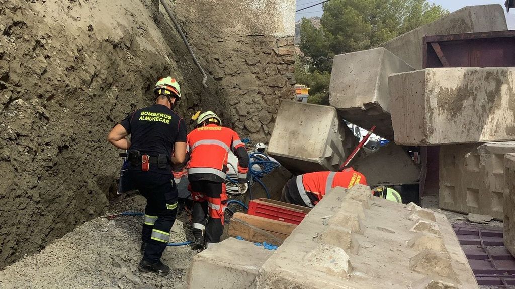 Rescate de un hombre muerto tras derrumbarse un muro en Almuñécar, Granada