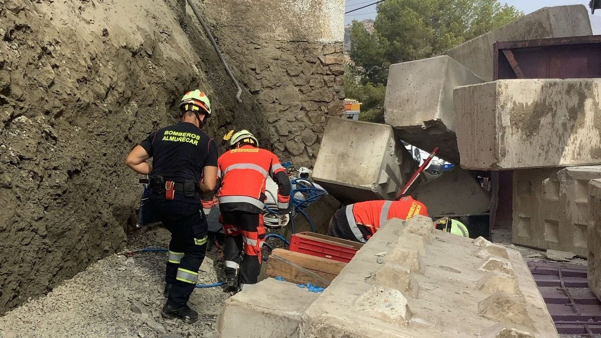 Rescate de un hombre muerto tras derrumbarse un muro en Almuñécar, Granada