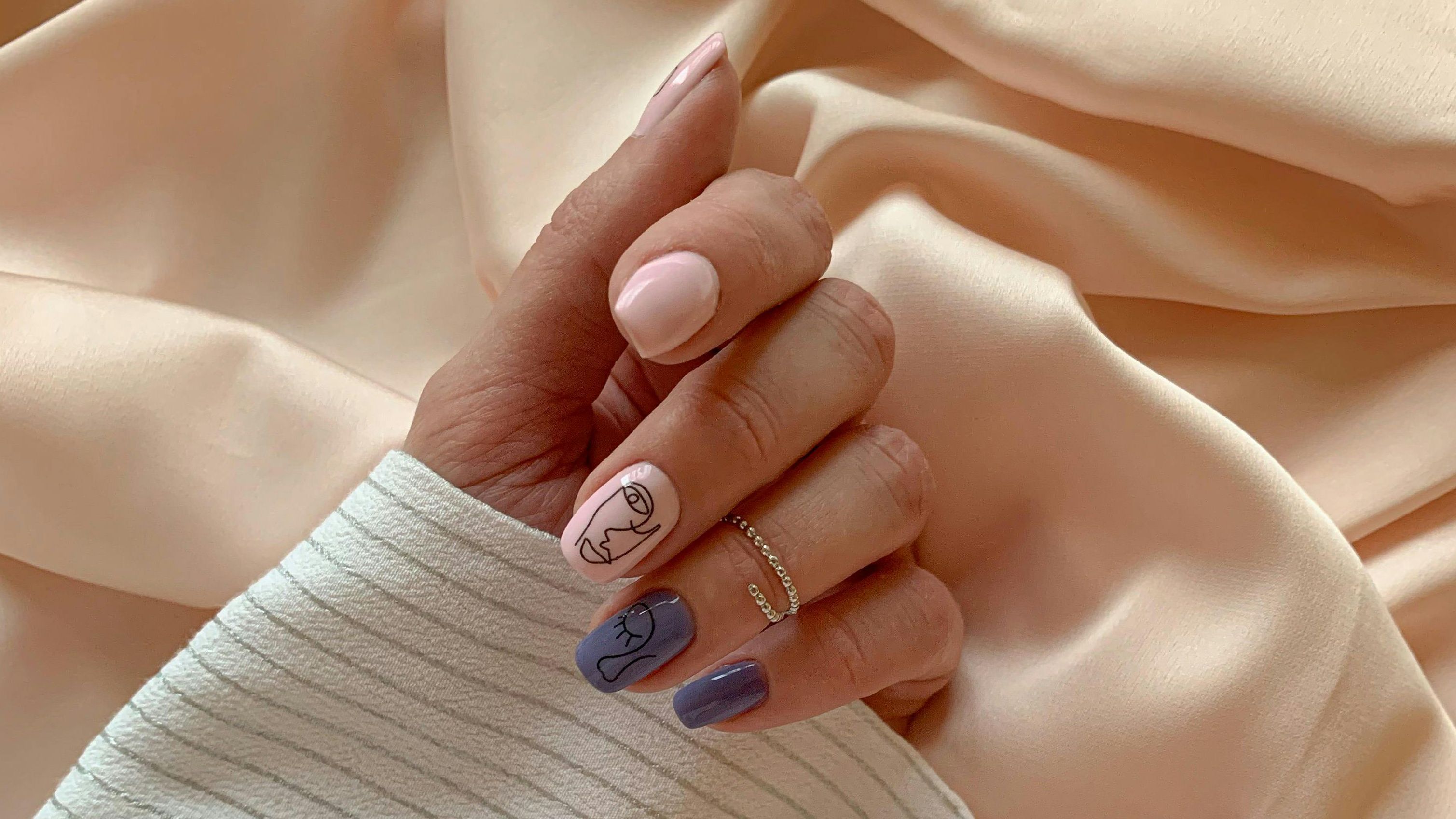 A diferencia de las manicuras tradicionales, las uñas permanentes implican la aplicación de gel A diferencia de las manicuras tradicionales, las uñas permanentes implican la aplicación de gel
