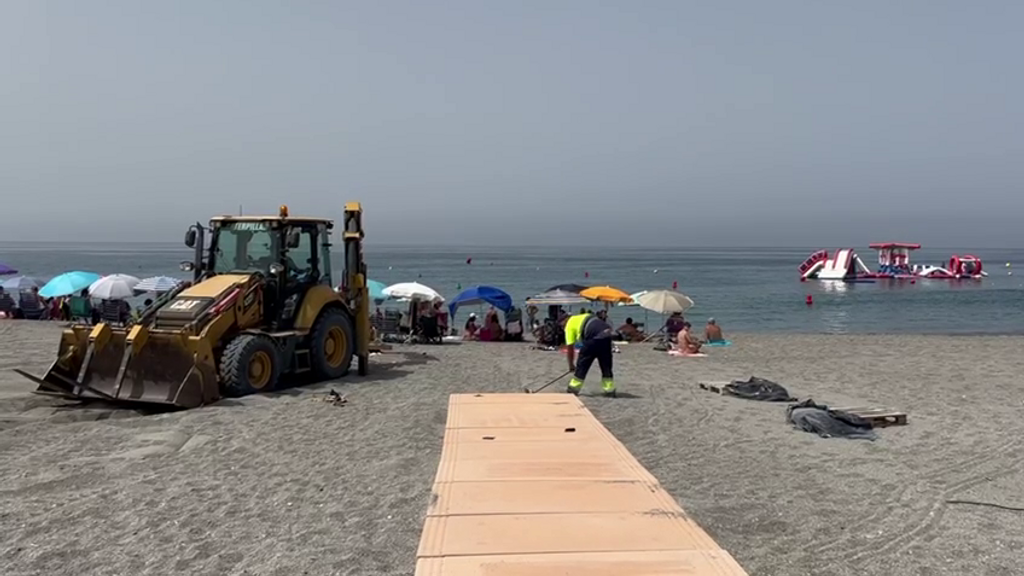 Amplían la pasarela de la playa de Salobreña para hacerla accesible