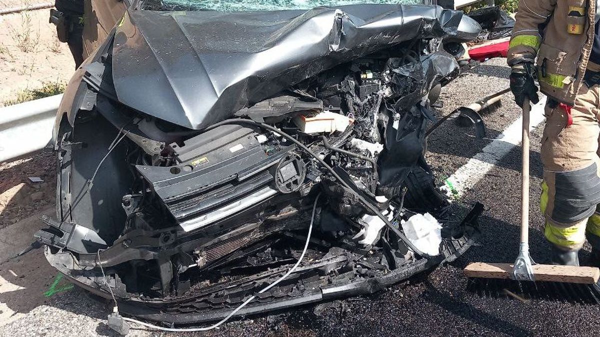 Coche accidentado tras una colisión frontal con otro en Barcelona