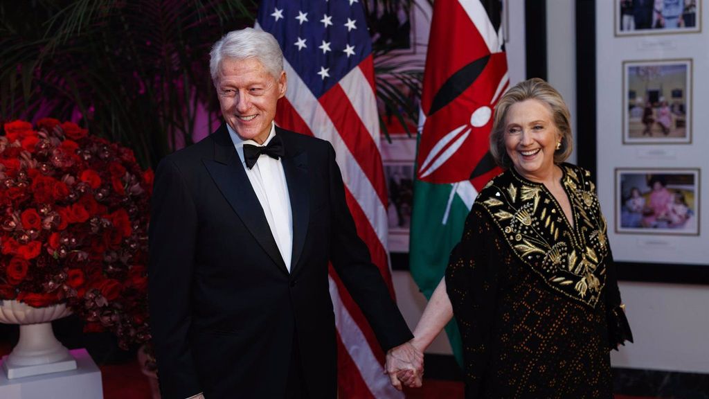 El expresidente de Estados Unidos Bill Clinton y su mujer y exsecretaria de Estado Hillary Clinton