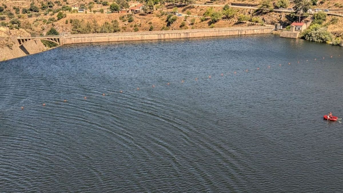 Especialistas subacuáticos continúan la búsqueda del joven que desapareció en el embalse del Charco del Cura (Ávila)