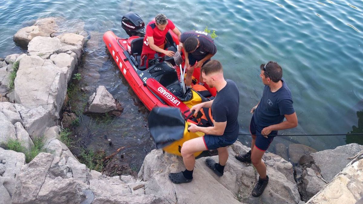 Lancha de rescate en el pantano de Sant Antoni en Lleida