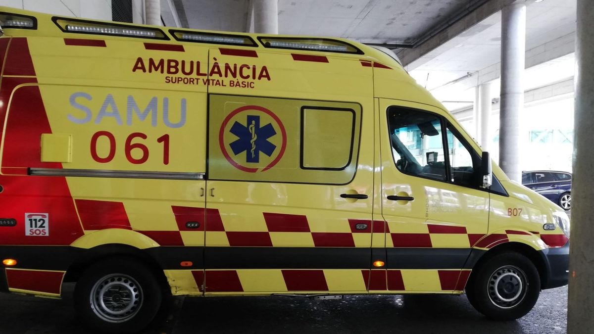 Una ambulancia de soporte vital básico del SAMU 061 de Baleares, aparcada en el Hospital Son Espases.