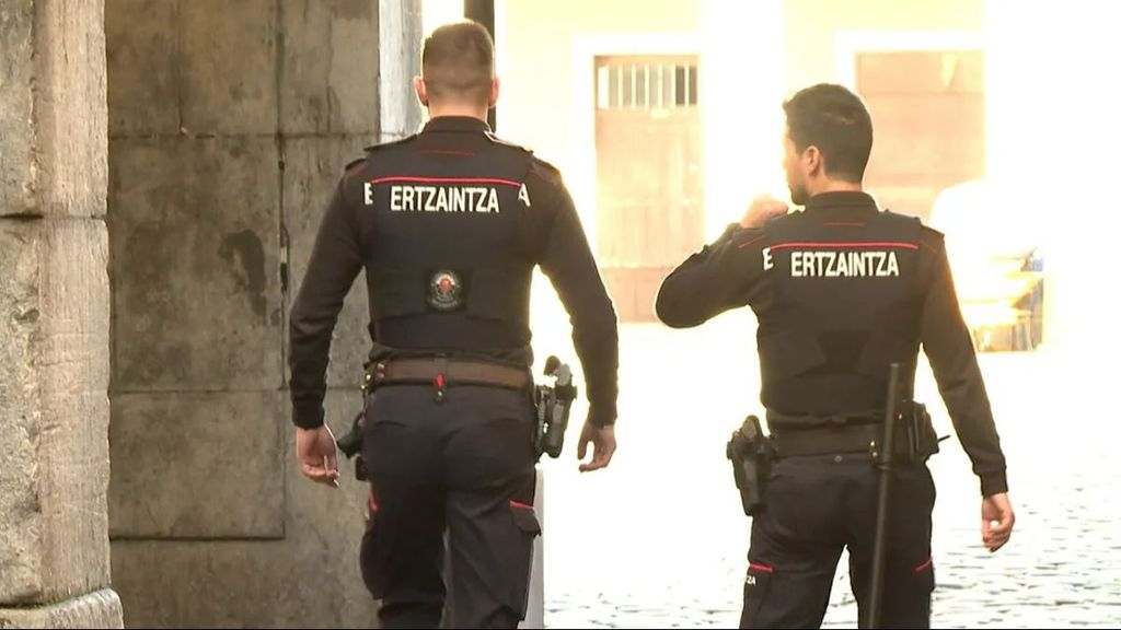 dos agentes de la ertzaintza patrullando c698